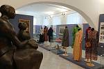 Velké historické události očima žen, proměnu jejich života v posledních sto letech, ženskou módu či neznámé ale významné ženy československé historie. To vše ukáže nová výstava šlapanického muzea Očima ženy.