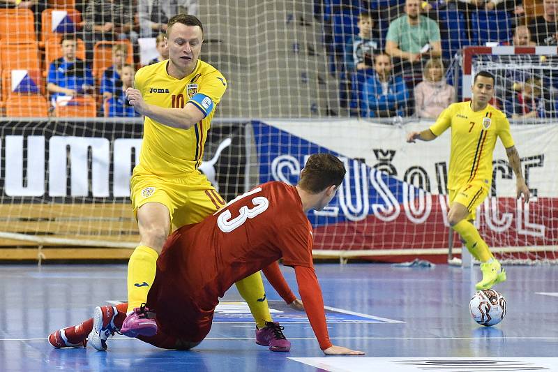 Brno 3.2.2020 - kvalifikační turnaj na futsalové MS 2020 - ČR Michal Holý (červená) Rumunsko Dimitru Stoica (žlutá)