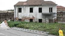 Městské hradby v Ivančicích na Brněnsku opraví majitelka nejpozději do tří let. Zpřístupní je nejen místním a turistům, ale i školám. 