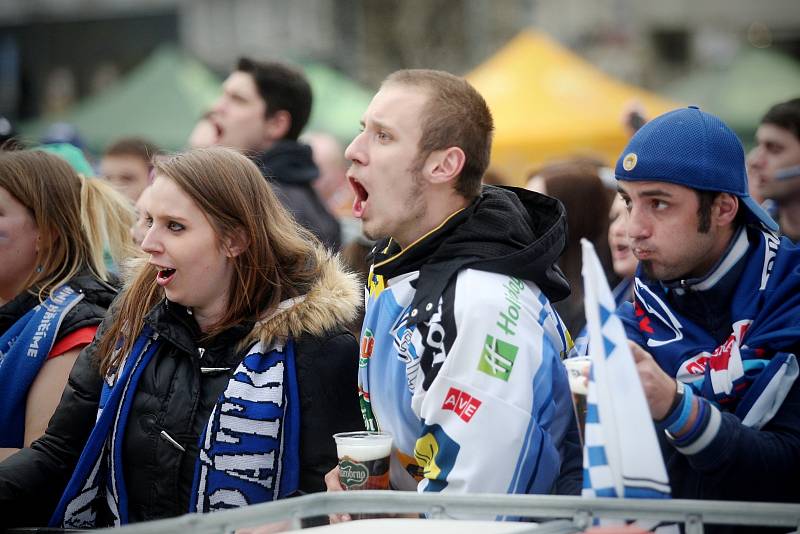 Hokejoví fanoušci Komety Brno opět zaplnili Zelný trh. Přišlo jich ještě víc než na páteční promítání na velkoplošných obrazovkách.