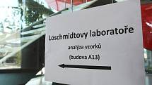 Prověrka jednoho vzorku alkoholu trvá necelou půlhodinu. V laboratoři v bohunickém kampusu zatím otestovali patnáct lahví alkoholu. Dvacet lidí se objednalo na příští týden.