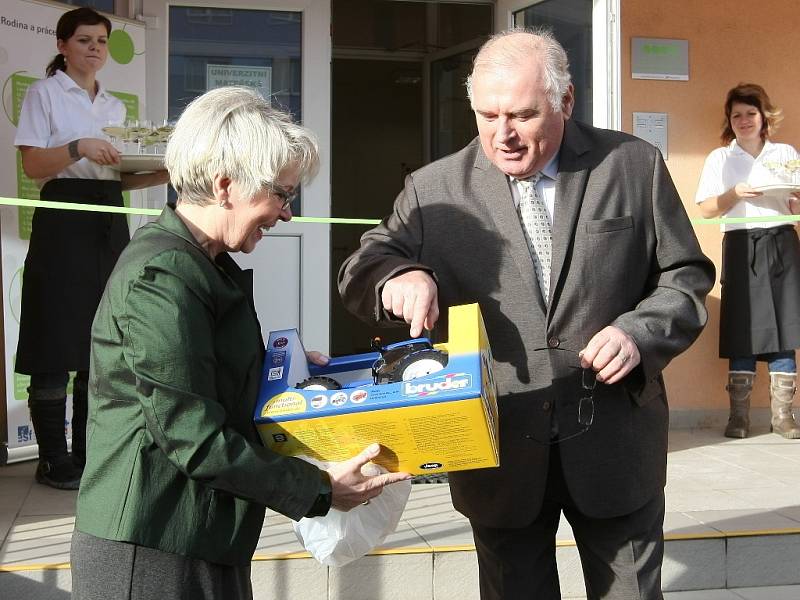 Hrášek stojí ve zrekonstruovaných Kolejích Jana Amose Komenského v Kohoutově ulici