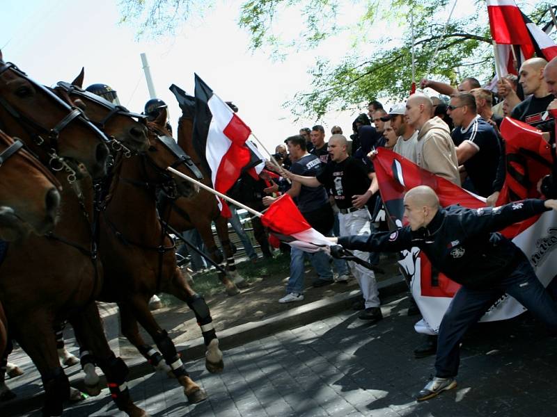 Střet mezi policií a členy pochodu