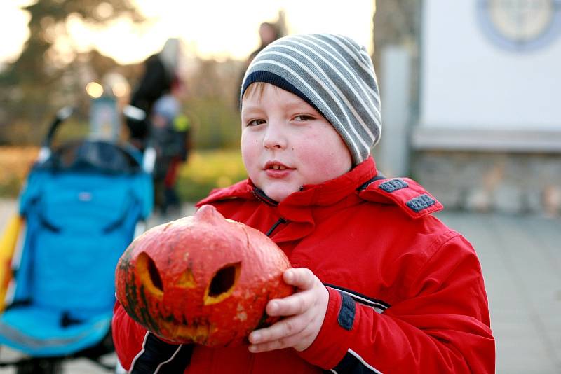 Co mají americký svátek Halloween a astronomie společného? Tradiční vydlabávání dýní u brněnského planetária.