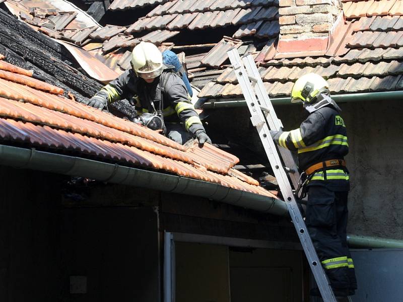 V brněnské Štefánikově ulici hořela střecha.