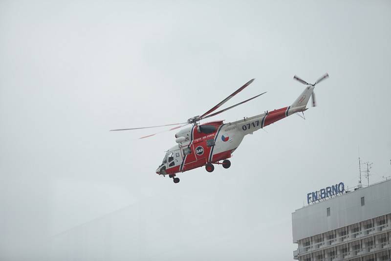 Transport pacientů s covidem z brněnské Fakultní nemocnice Brno do pražské nemocnice Motol. Převoz zajišťuje vrtulník plzeňské letecké záchranné služby.