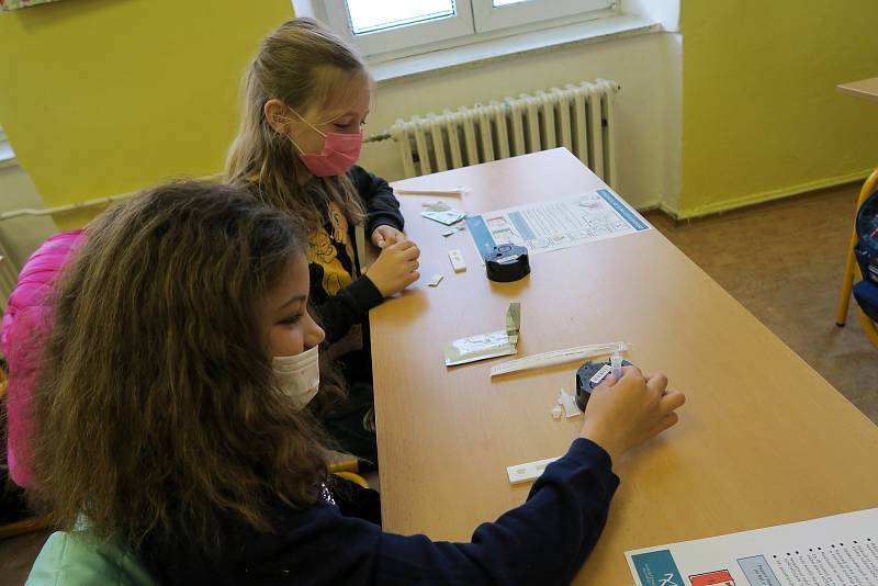 Žáci prvního stupně Základní školy Kotlářská v Brně v pondělí absolvovali první antigenní testy na Covid-19.