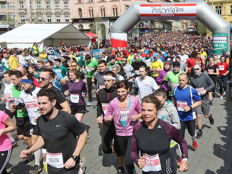 Brněnský půlmaraton a Brněnskou desítku běželo v sobotu v Brně 2260 běžců.