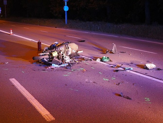 Osobní auto nedalo v úterý brzy ráno přednost motorkáři v v brněnské Bauerově ulici a oba řidiči se srazili. Viník z místa nehody ujel.