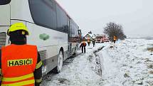 V neděli dopoledne havaroval autobus u Jedovnic na Blanensku. Sjel do příkopu.