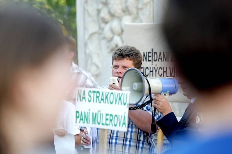 Vinaři z Kraví hory demonstrovali na Moravském náměstí v Brně.