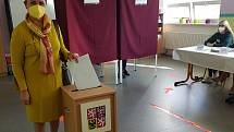 Senátorka za Hodonínsko Anna Hubáčková hlasovala do sněmovních voleb ve třídě základní školy v Ratíškovicích.