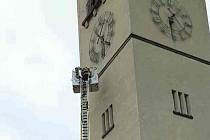 Hasiči odstranili uvolněnou číslici z ciferníku hodin na věži kostela v brněnských Židenicích.