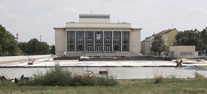 Rekonstrukce parku před Janáčkovým divadlem.
