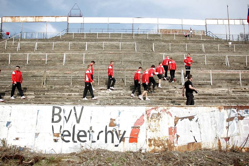 Poslední veřejná brigáda na fotbalovém stadionu za Lužánkami. Odměnou pro její účastníky byl Švancarův guláš a příjezd fotbalistů Zbrojovky.