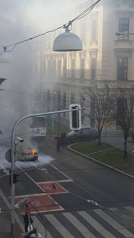 V pondělí odpoledne začal u křižovatky Husovy a Údolní autu hořet motor.