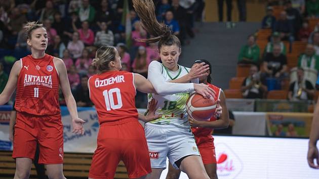 Basketbalistky KP TANY Brno (v bílozelených dresech) přejely doma Antalyi a postoupilo do play-off EuroCupu.