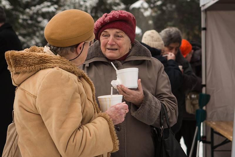  Všem potřebným, osamělým či opuštěným nabízeli dobrovolníci na středeční tříkrálové odpoledne fazolovou polévku. Zahrady Augustiniánského opatství na Mendlově náměstí v Brně totiž hostily charitativní akci Betlémské dary.