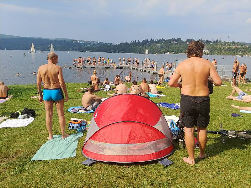 Zástupy lidí na Brněnské přehradě o druhém srpnovém víkendu. V sobotu u Pryglu kolabovala doprava.