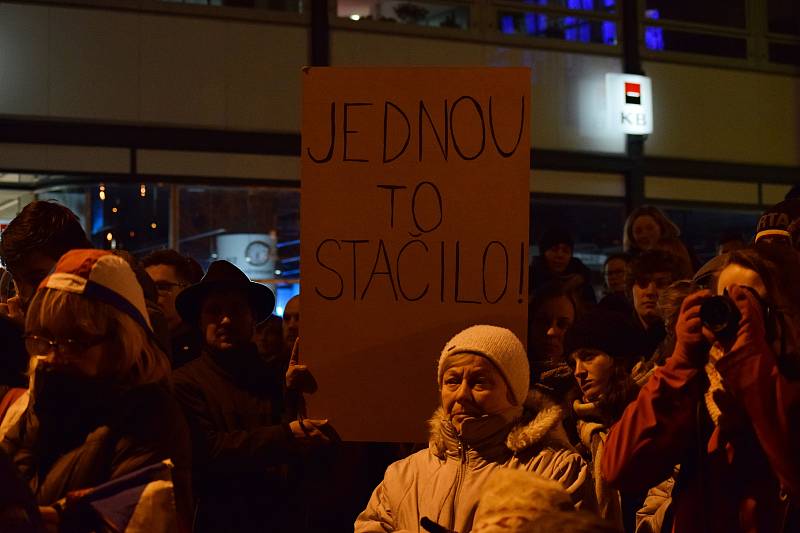 Tisíce lidí protestovaly na náměstí Svobody v Brně proti Zdeňkovi Ondráčkovi, přezdívanému mlátička.