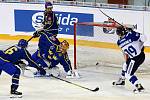 Carlson Hockey Games v brněnské DRFG aréně mezi Finskem v bílém a Švédskem.