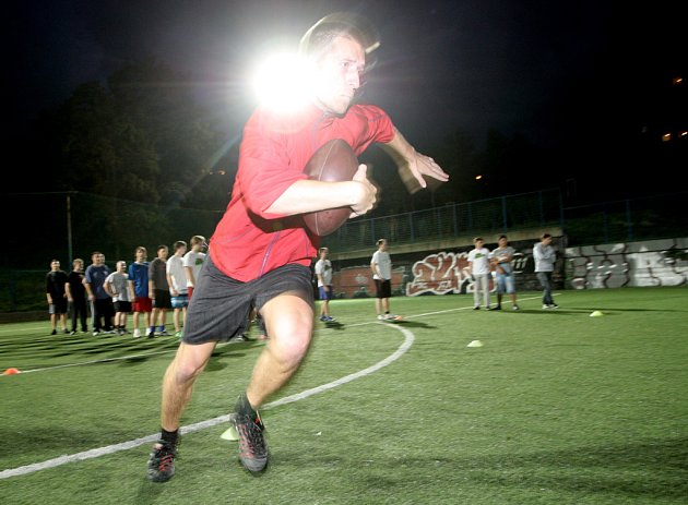 Redaktor Deníku Rovnost Michal Čejka (v červeném) se zúčastnil náboru a tréninku brněnského celku amerického fotbalu Alligators. 