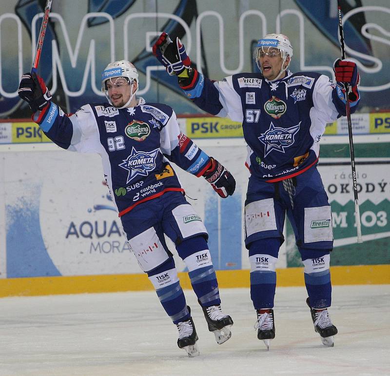 Hokejisté brněnské Komety porazili i ve čtvrtém utkání čtvrtfinálové série play-off extraligy Vítkovice, tentokrát 3:1.  Na snímku Holík a Hruška.