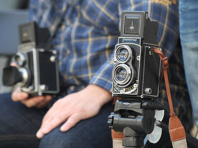 Na třicet nadšenců českého fotoaparátu Flexaret se sešlo v sobotu dopoledne u stejnojmenné brněnské kavárny. Společně se vydali toulat po zákoutích Brna, aby zachytili zajímavé a jedinečné snímky.