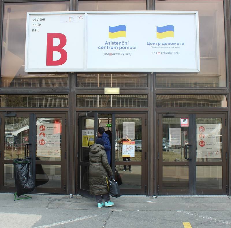 Každý den navštěvuje brněnské Krajské asistenční centrum pomoci přes tisíc Ukrajinců. Vyřídí si zde nejdůležitější dokumenty a dozví se, co dělat dál.