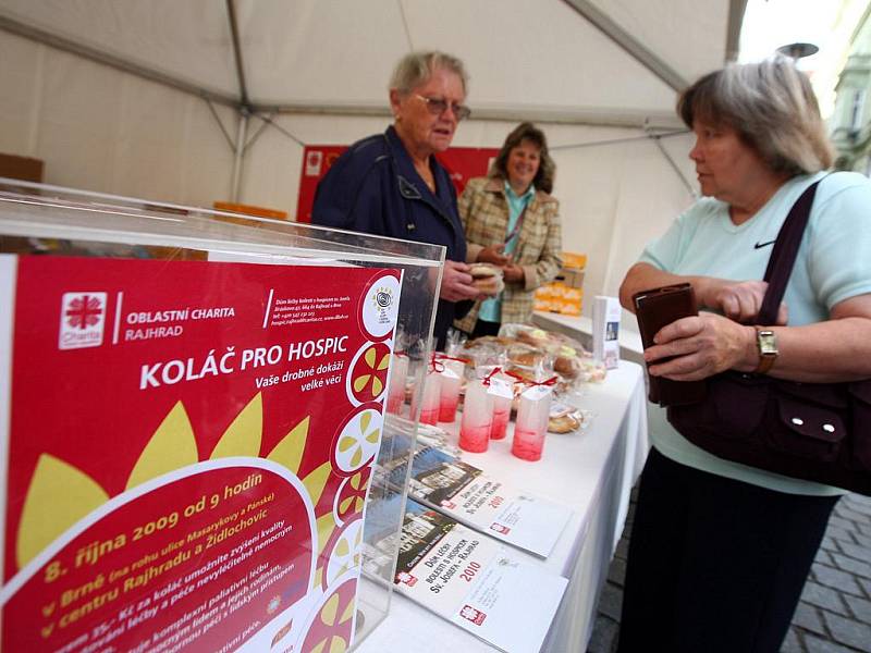 Koupením koláče pomohli lidé Domu léčby bolesti s hospicem sv. Josefa v Rajhradě.