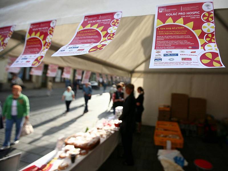 Koupením koláče pomohli lidé Domu léčby bolesti s hospicem sv. Josefa v Rajhradě.