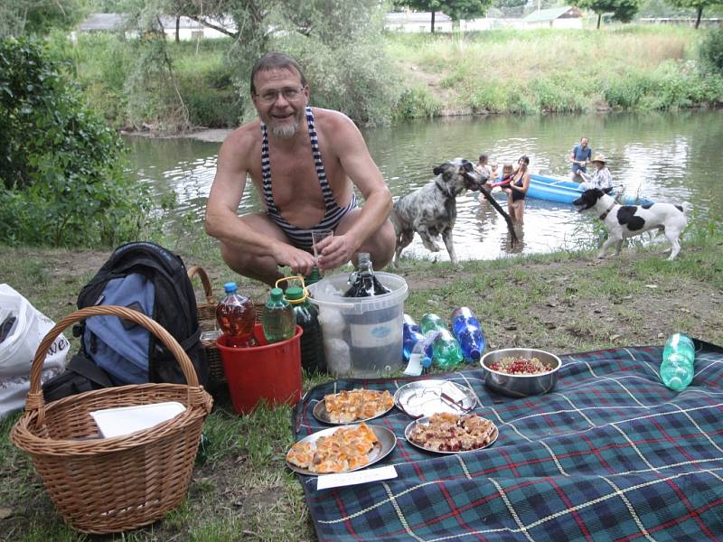  Společným koupáním ve Svratce upozornilo několik nadšenců, že přírodní koupání zůstává pořád upozaděné.