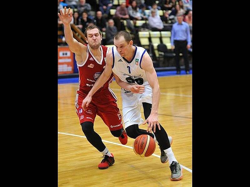 Basketbalista Michal Křemen (v bílém dresu).