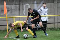 Fotbalisté brněnské Svratky (v černém) zdolali Ratíškovice 3:0.