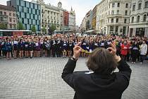 Největší gymnaziální sbor na světě zakončil společným koncertem na brněnském náměstí Svobody letošní přehlídku Gymnasia Cantant.