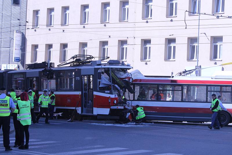 Přesně před rokem se v Křenové ulici v Brně srazil trolejbus s tramvají. Při střetu se zranilo čtyřicet lidí.