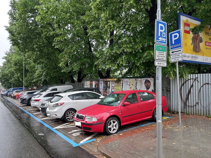 Čtrnáct parkovacích míst bude pro Brňany k dispozici v Sokolské ulici, byla omylem vyhrazená pro republikovou policii.