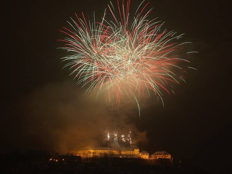 Novoroční ohňostroj nad brněnským hradem Špilberk.