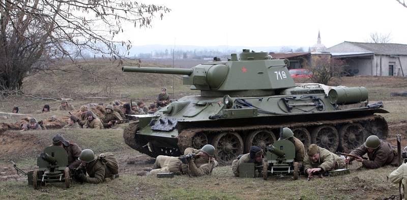 Desítky mrtvých, výbuchy a křik. Tak vypadalo sobotní odpoledne v Ořechově na Brněnsku. Střetli se tam vojáci Rudé armády s příslušníky wehrmachtu. Asi sto sedmdesát příznivců vojenské historie se sešlo, aby ukázali, jak vypadaly boje na východní frontě.