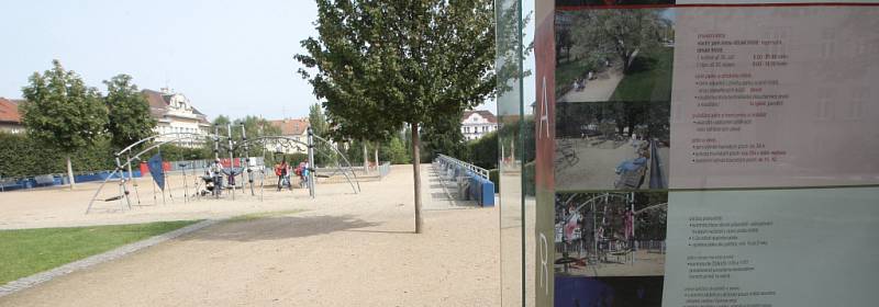 Park na Slovanském náměstí se stal hlavně místem studentů. V blízkosti je základní i střední škola.