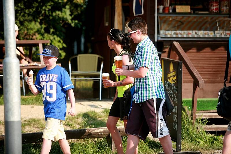 Tisíce lidí zaplnily o víkendu a o pondělním svátku Brněnskou přehradu, kde hledaly stín i osvěžení v parných letních dnech. 