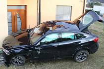 Řidič skončil se svým BMW těsně vedle domu v Drásově. Opilý nezvládl parkování.