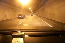 Více než dvojnásobnou rychlostí se přehnalo auto na povolené šedesátce v brněnském Královopolském tunelu.