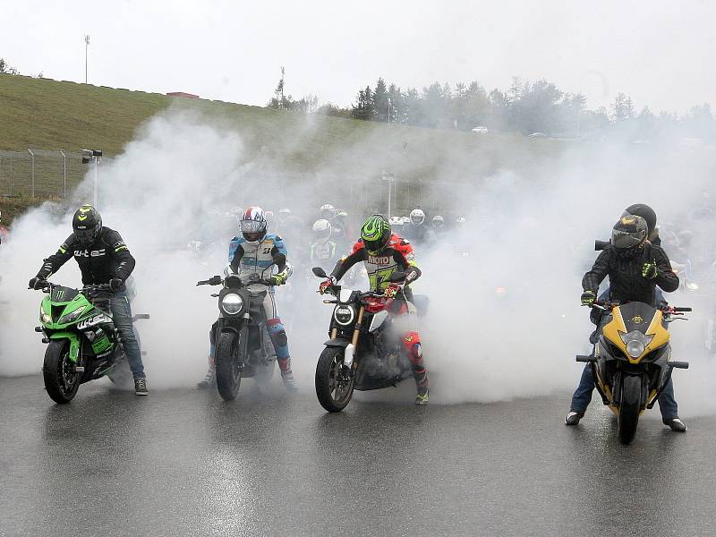 Rekord padl Byť pouze na mokré trati. Na Masarykův okruh i přes velmi nepříznivé počasí dorazily téměř dvě stovky motorkářů. 185 účastníků Motoshow rekordu uctilo památku  a zároveň se hromadnou jízdou po závodní dráze rozloučilo s další sezónou strávenou