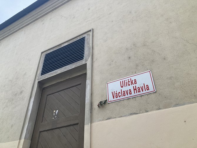 Dříve bezejmenná ulice v Brně dostala před deseti lety nový název. Dnes je známá jako Ulička Václava Havla.