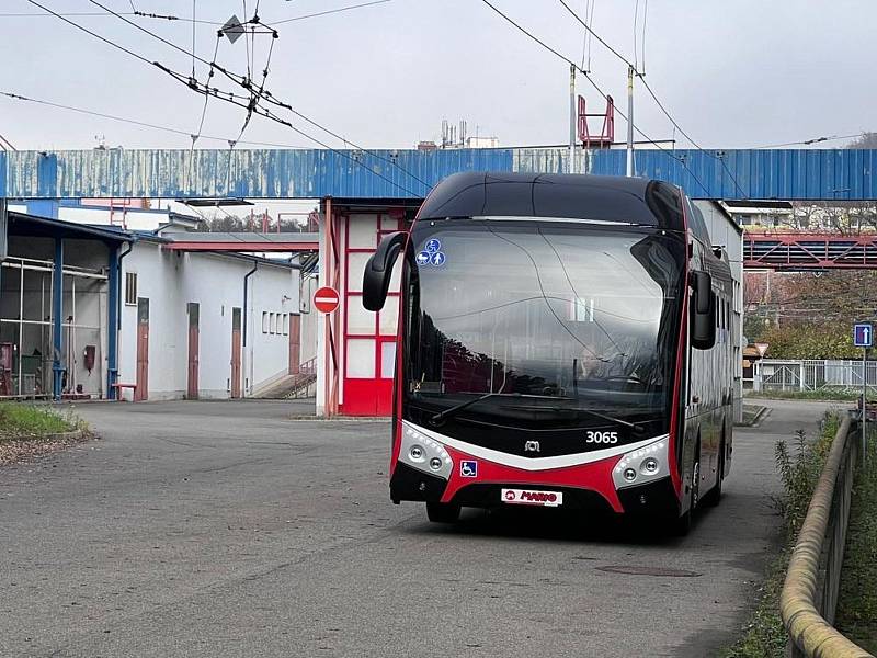 První trolejbus Mario dokončují pracovníci brněnského dopravního podniku ve vozovně v Komíně.