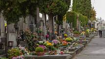 Na znojemském hlavním hřbitově již v pátek odpoledne ležela na mnoha hrobech čerstvá výzdoba a blikaly svíčky. Další desítky lidí přicházely do rozlehlého hřbitova navštívit a upravit místa posledního odpočinku svých blízkých.