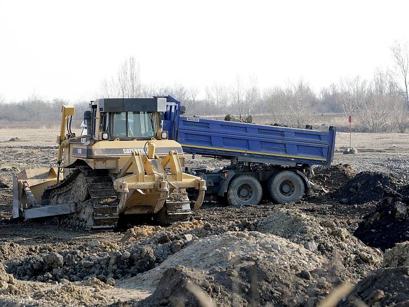 Firmu Pískovna Černovice podezřívají, že na pronajatém pozemku ukládá nebezpečný odpad.