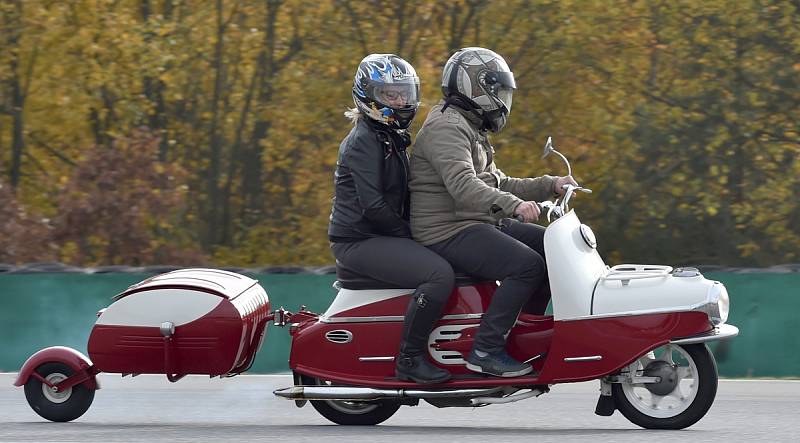 Fanoušci motorsportu v pátek po poledni již popáté uctili tragicky zesnulého italského závodníka Marca Simoncelliho. Na dráhu brněnského Masarykova okruhu vyjely stovky motorek různých značek, typů i stáří.