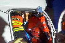 Po středeční večerní nehodě čtyř aut na dálnici D1 v Brně museli jednoho zraněného muže hasiči vy